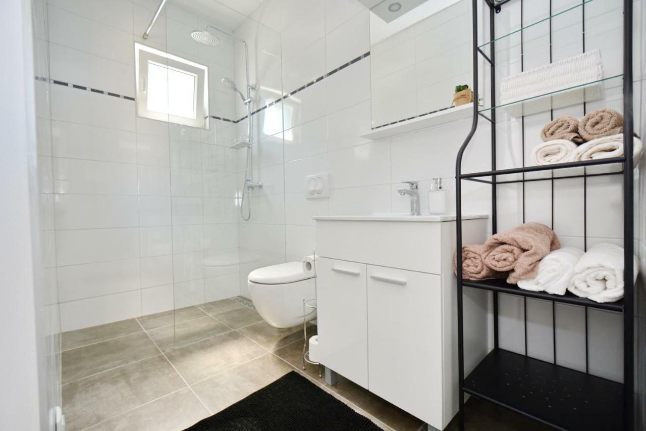 Apartments Piazza Нин Экстерьер фото