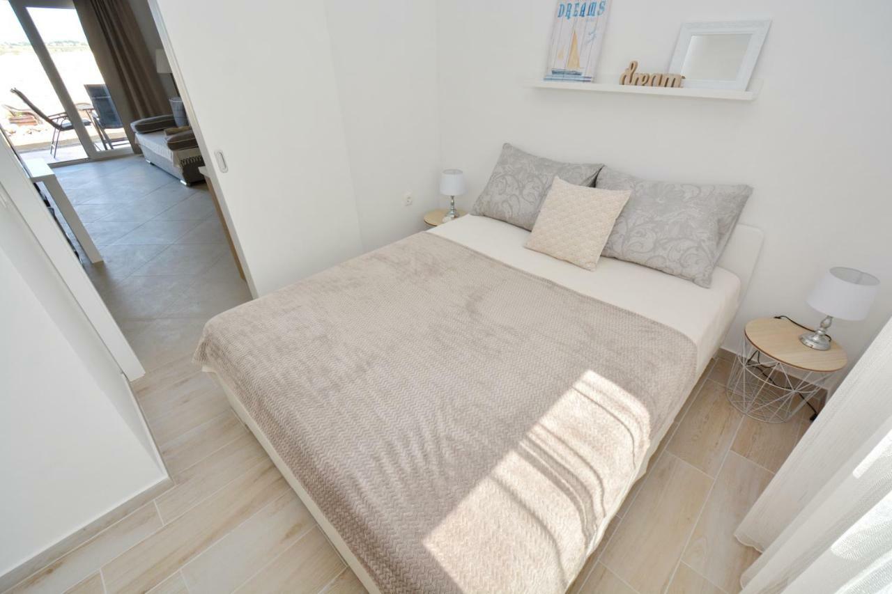 Apartments Piazza Нин Экстерьер фото