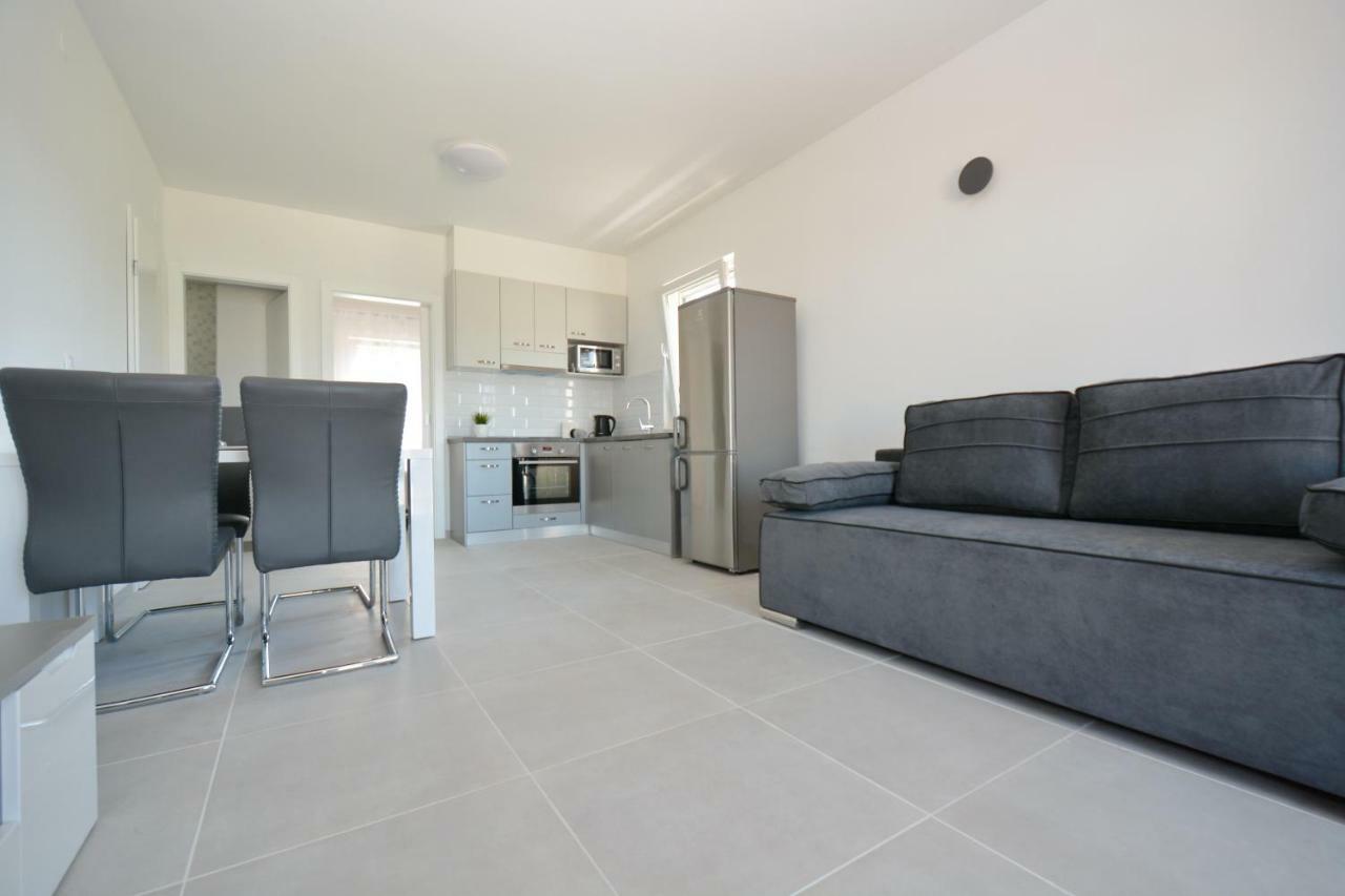 Apartments Piazza Нин Экстерьер фото