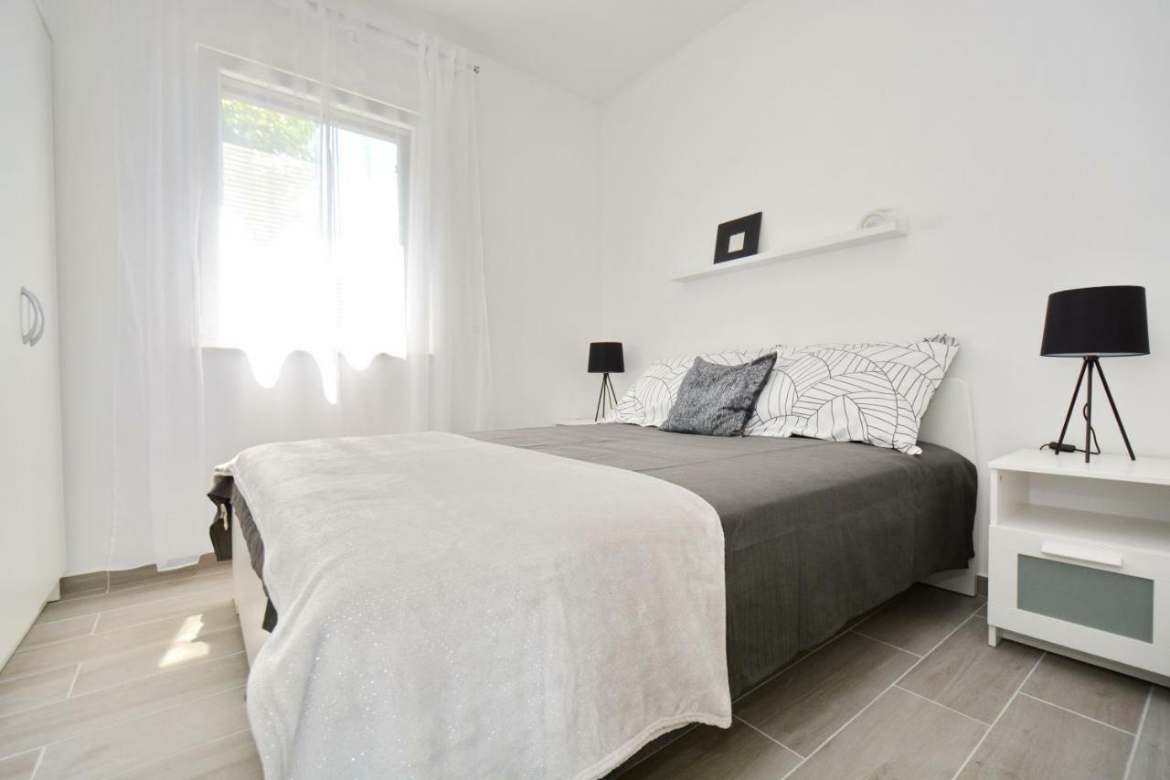 Apartments Piazza Нин Экстерьер фото